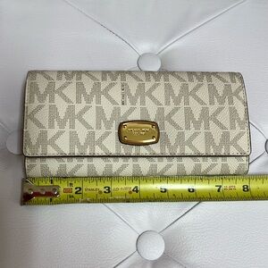 NEW Michael Kors Wallet